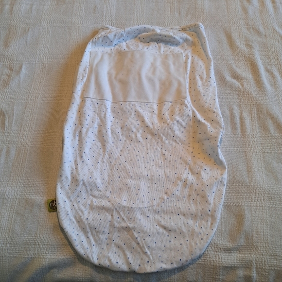Nested Bean Zen Swaddle Classic 7-18 lbs white with blue design - Picture 3 of 5